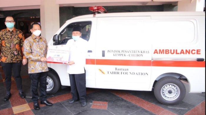 Mendagri Serahkan Bantuan Ambulans untuk Pondok Pesantren Khas Kempek Cirebon