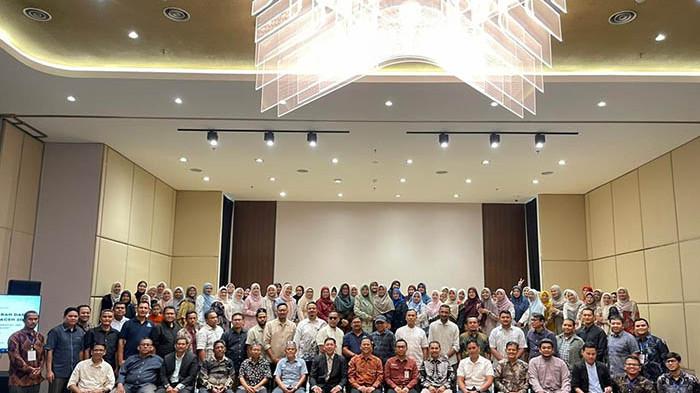 FOTO BERSAMA - Peserta Musda Himpunan Alumni IPB (HA IPB) Wilayah Aceh di Gedung Landmark BSI Aceh pada Sabtu (1/11/2025), foto bersama usai acara.