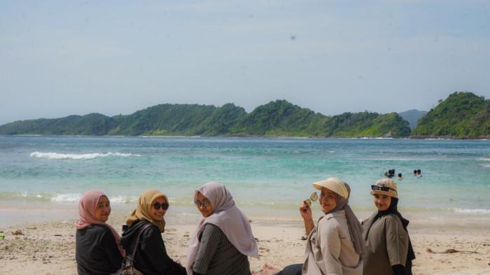 foto bersama di pink beach lhok mata ie