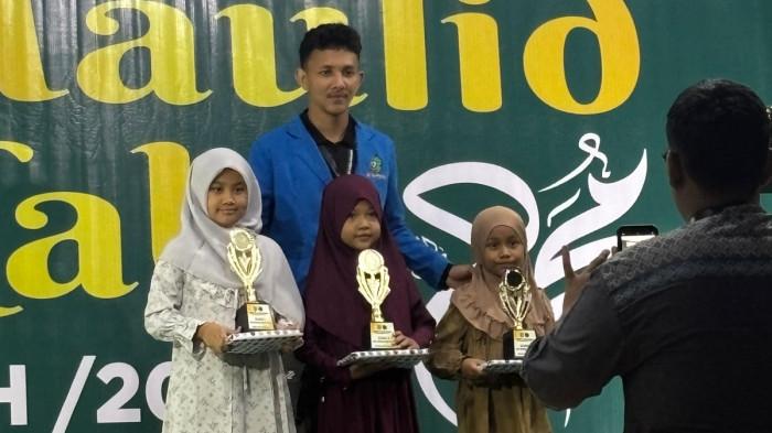 FOTO BERSAMA - Anak-anak peraih juara perlombaan melakukan foto bersama.