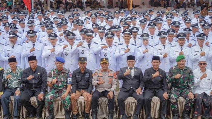 ANTIK KEUCHIK - Bupati Aceh Besar Muharram Idris foto bersama setelah melantik 209 Keuchik (kepala desa) di Lapangan Bungoeng Jeumpa, Kota Jantho, Jumat (21/11/2025). Kepala desa yang dilantik itu hasil Pemilihan Keuchik Serentak tahun 2025 di kabupaten tersebut
