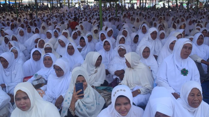 Ulama dan Ribuan Jamaah Berpakaian Putih Hadiri Haul Ke-3 Sirul Mubtadin dan Isra’ Mi’raj di Pijay