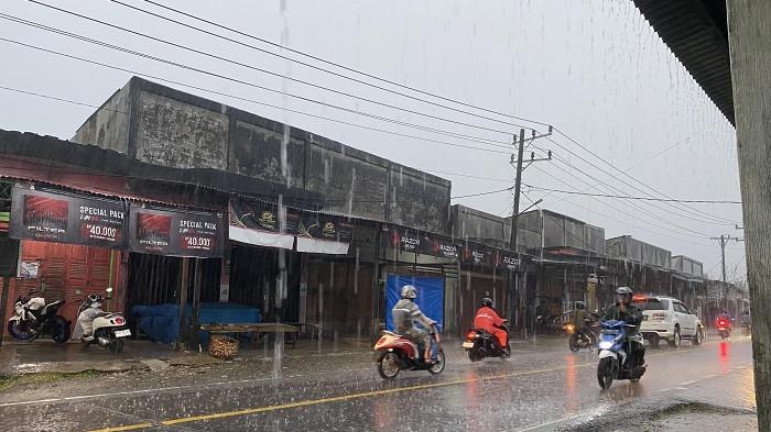 HUJAN LEBAT - Hujan lebat mengguyur wilayah Kecamatan Samadua, Aceh Selatan pada Kamis (25/12/2025). BMKG mengeluarkan peringatan dini untuk periode 25-27 Desember 2025.