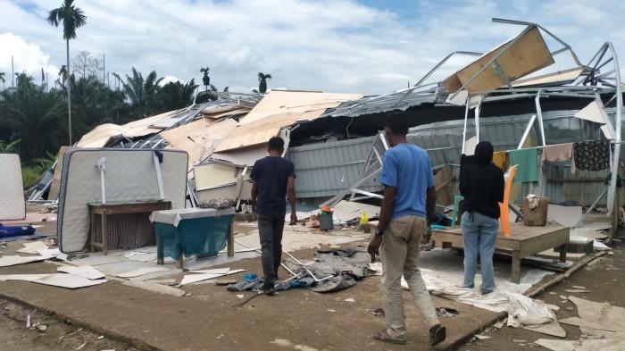 HUNTARA - Hunian sementara (Huntara) yang ditempati penyintas banjir di Kecamatan Langkahan, Kabupaten Aceh Utara, rusak akibat diterpa angin kencang dan hujan deras, Selasa (2/6/2026) sore.