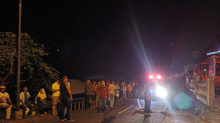 KEBAKARAN - Warga melihat kebakaran terjadi di kawasan hutan lindung Jurong Perikanan, Gampong Kuta Timu, Kecamatan Sukakarya, Kota Sabang, Jum'at (1/8/2025) malam. Kobaran api terpantau muncul sekitar pukul 22.00 WIB, tepat di belakang Meunasah Nurul Jannah.