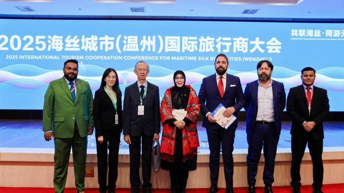 FOTO BERSAMA - Wali Kota Banda Aceh Illiza Sa'aduddin Djamal, foto bersama seusai menjadi salah satu pembicara ajang Maritime Silk Road Conference. Illiza memenuhi undangan khusus dari Kantor Cabang Zhejiang Kantor Berita Xinhua dan Pemerintah Rakyat Kota Wenzhou, Provinsi Zhejiang, China, Kamis (20/11/2025)