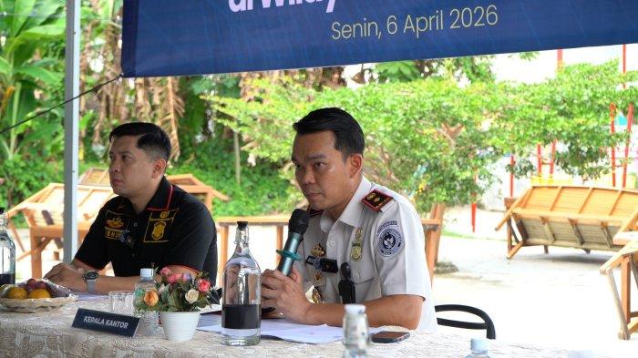 Kepala Kantor Imigrasi Kelas II TPI Sabang, Muchsin Miralza, didampingi Kepala Seksi Intelijen dan Penindakan, Ibnu Riadhi, saat memaparkan kegiatan.