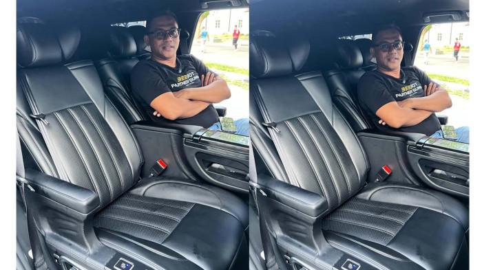 CEO Danis Car Interior, Afi saat mencoba interior Pajero Sport yang sudah dimodifikasi dengan luxury seat di Danis Car Interior, Lueng Bata, Banda Aceh, Senin (25/5/2026).