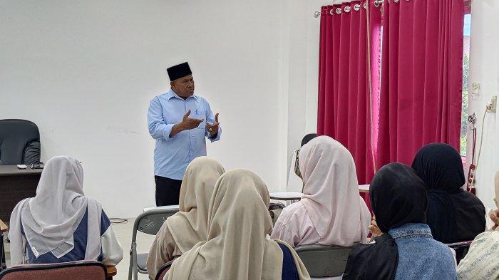 Drs. M. Isa Alima saat menyampaikan materi kuliah di hadapan mahasiswa Fakultas Ilmu Sosial dan Ilmu Politik (FISIP) Universitas Syiah Kuala (USK) Banda Aceh, Senin (13/4/2026) pagi