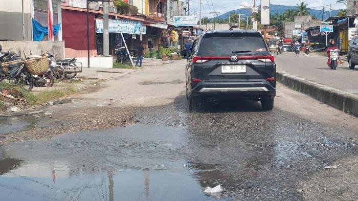 Terungkap Penyebab Jalan Depan Pasar Harian Subulussalam Cepat Rusak, Sering Tergenang Air