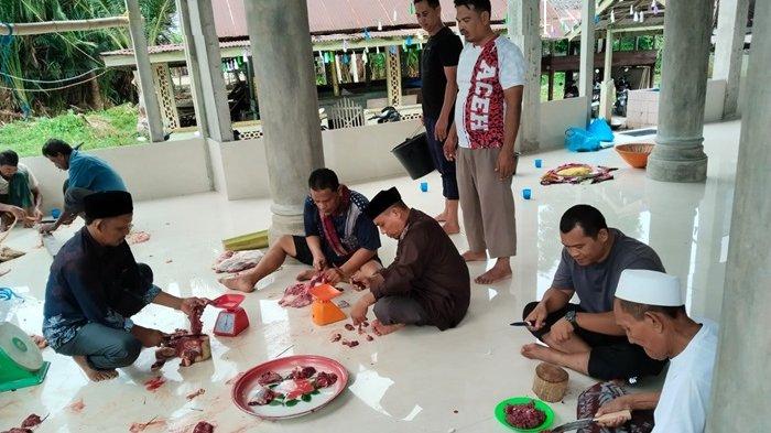 Pimpin Pemotongan Hewan Qurban di Meunasah Gampong Waido, Keuchik Tgk Jol Sebut Bukti Semangat Warga