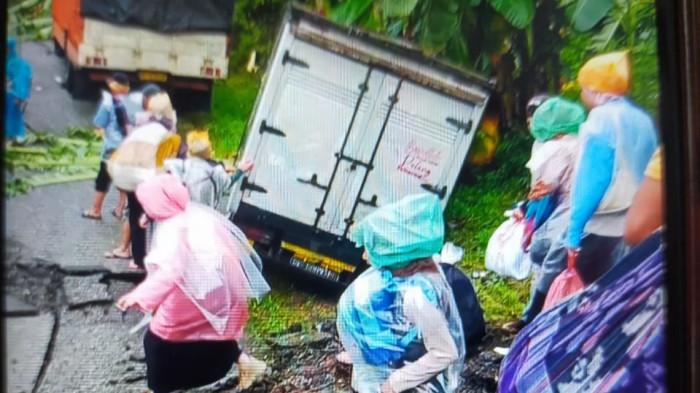 JEMBATAN PUTUS - Kondisi jembatan teupin mane yang putus di ujung jalan, air naik ke ruas jalan hingga banyak sampah yg tersangkut. Foto: Dok Fadillah.