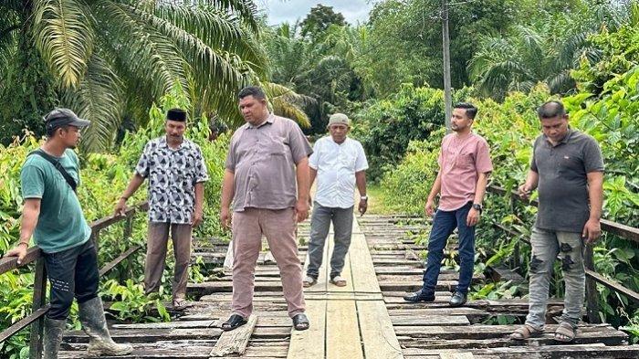 Anggota DPRA M Yusuf Pang Ucok Tinjau Jembatan Rusak di Desa Buket Bata, Berharap Segera Diperbaiki