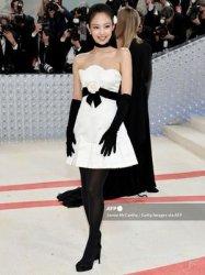 Jadi Tamu di Met Gala 2023, Intip Penampilan Jennie BLACKPINK yang Bergaya Vintage
