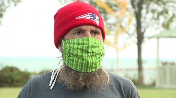 Jimmy Senda membuat patung dengan barang-barang menarik yang dia temukan saat berjalan di pantai. (Fox 10)