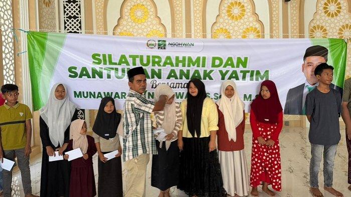 Santunan anak yatim dalam kegiatan Anggota Dewan Perwakilan Rakyat Aceh (DPRA) dari Partai Kebangkitan Bangsa (PKB), Munawar AR atau yang akrab disapa Ngohwan, di daerah pemilihannya, Kabupaten Aceh Besar, Senin (1/6/2026).