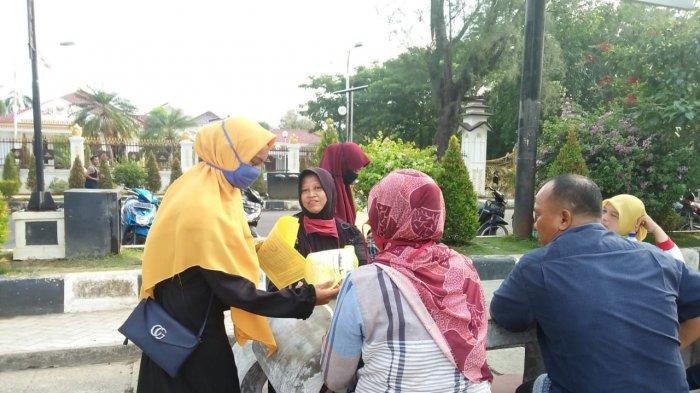 Peringati Harlah Ke-60 PMII, Pengurus PMII Kota Langsa Bagi Masker dan Imsakiyah Ramadhan