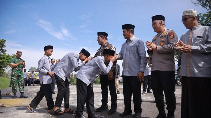 Target Menang, Bupati Lepas 106 Kafilah MTQ Aceh Besar ke Pidie Jaya