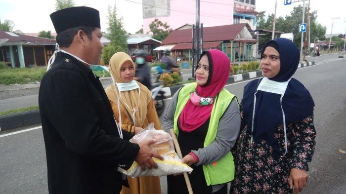 KAHMI Aceh Barat Salur Bantuan Sembako Untuk Penyapu Jalan dan Tukang Parkir di Meulaboh