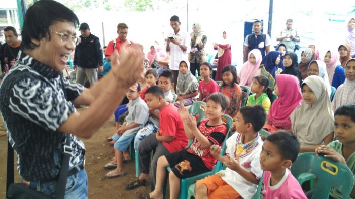 Kak Seto Hibur Anak-anak Pengungsi