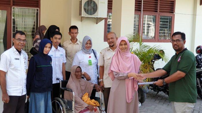 Dinsos Langsa Serahkan Seorang Lansia Telantar ke UPTD Dinsos Aceh