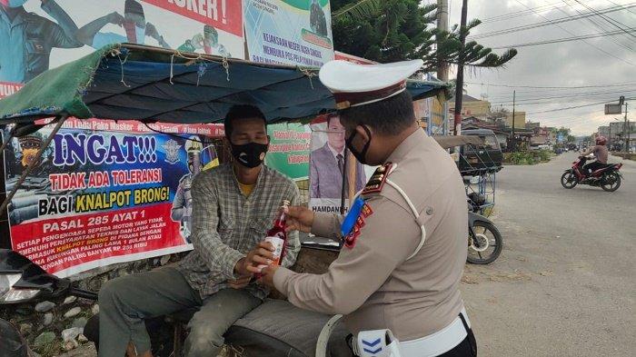 Jumat Barokah, Satlantas Polres Aceh Singkil Bagikan Sirup untuk Abang Becak