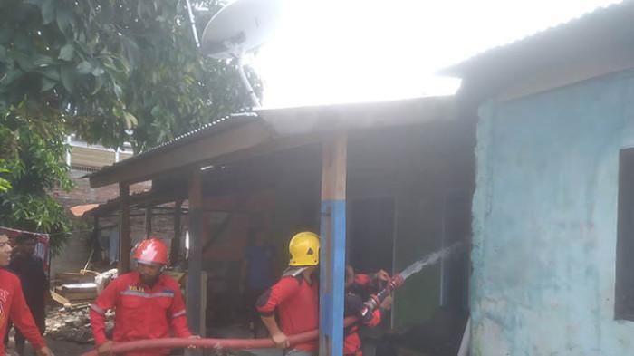 Satu Rumah Warga Bireuen Terbakar, Pemiliknya Pulang Api Masih Membubung di Atap