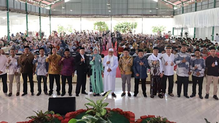 FOTO BERSAMA - Foto bersama Pimpinan Yayasan, Direktur, guru dan undangan pada acara wisuda sebanyak 588 lulusan Dayah Jeumala Amal Luengputu, Pidie Jaya berlangsung di kampus setempat, Sabtu (9/5/2026).