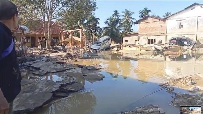 Rumah dan pagar rumah sekolah serta bangunan lainnya porak-poranda di Kecamatan Langkahan Kabupaten Aceh Utara dihantam banjir