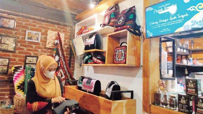 Dekranasda Pamerkan Hasil Kerajinan Gayo, Pada Launching Pojok Kreatif