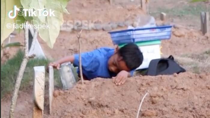 Jualan belum Laku, Bocah Ini Menangis di Kuburan Ayahnya, Nasib Ibunya Juga Miris