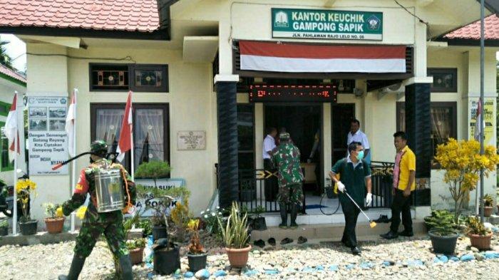 Cegah Virus Covid-19, Personil Kodim Aceh Selatan Semprot Disinfektan di Fasilitas Umum