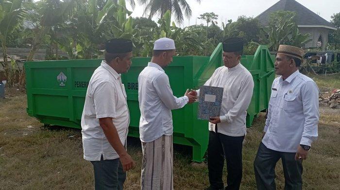 Pemkab Bireuen Bantu Kontainer Sampah untuk Dayah Al-Madinatutdiniyah Babussalam Putra