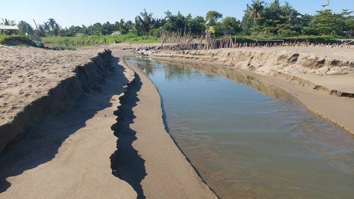 Mulut Kuala Krueng Juli Bireuen Dangkal Akibat Tertutup Pasir dan Sampah