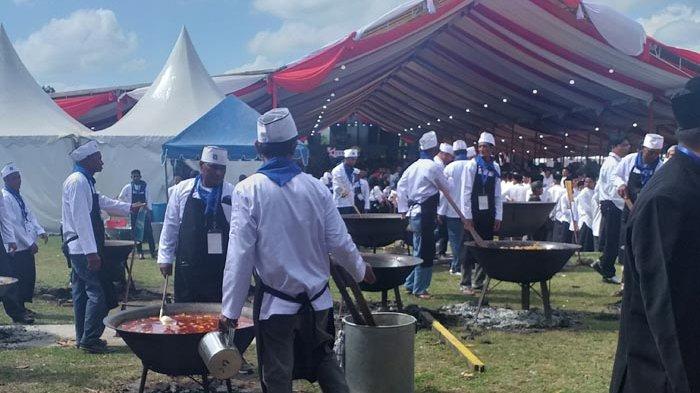 10 Ekor Sapi Dimasak Menu Kuah Beulangong di Sukma Bireuen, Begini Cita Rasanya