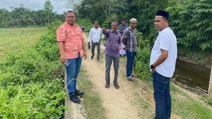 KUNKER DPRA - Ketua Fraksi DPRA PKB, Munawar AR Ngohwan didampingi Zulfazli (Ketua Fraksi PKB DPRK Pidie), Jafar Insya Reubee (Tokoh Masyarakat Pidie/TOMPI), Muzakir Ahmad dan sejumlah perangkat desa melakukan peninjauan daerah irigasi Baro Raya, Gampong Tanjong Reubee, Kecamatan Delima, Kabupaten Pidie, Jumat (31/10/2025)