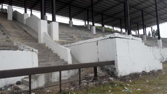 Tribun Pacuan Kuda Rusak