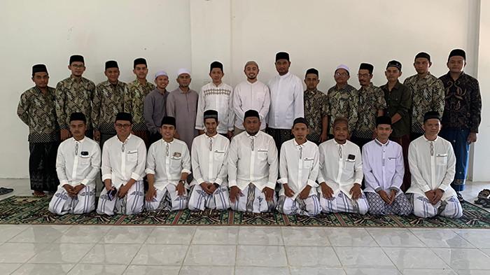 FOTO BERSAMA : Dewan guru dan anggota Lajnah Dakwah Raudhatul Qur'an (LDRQ) melakukan foto bersama pada acara peringatan Maulid di Dayah Raudhatul Qur'an, Tungkop, Aceh Besar, Minggu (21/9/2025).