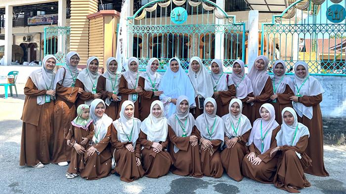 FOTO BERSAMA : Dewan guru dan anggota Lajnah Dakwah Raudhatul Qur'an (LDRQ) melakukan foto bersama pada acara peringatan Maulid di Dayah Raudhatul Qur'an, Tungkop, Aceh Besar, Minggu (21/9/2025).