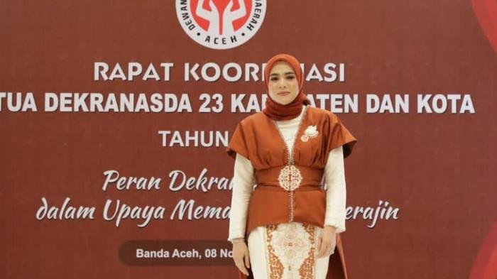 Bak Model Fashion Show Ketua Dekranasda Lhokseumawe Tampil Elegan dengan Busana Dheun Bungoeng Sagoe