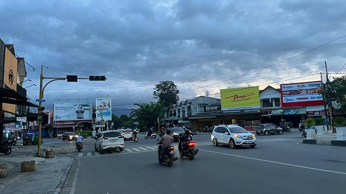 LISTRIK PADAM - Sejumlah kendaraan menerabas lampu merah di kawasan Simpang Nesu, Banda Aceh pada Sabtu (15/11/2025) akibat listrik padam sejak sore. SERAMBINEWS.COM/Agus Ramadhan