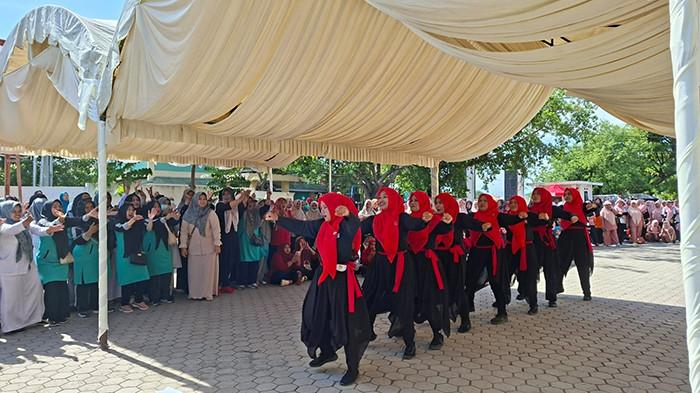 LOMBA SENAM - Tenaga kesehatan mengikuti lomba senam kreasi digelar memperingati Hari Kesehatan Nasional (HKN) Ke-61 di Kantor Dinas Kesehatan Pidie, Rabu (5/11/2025).