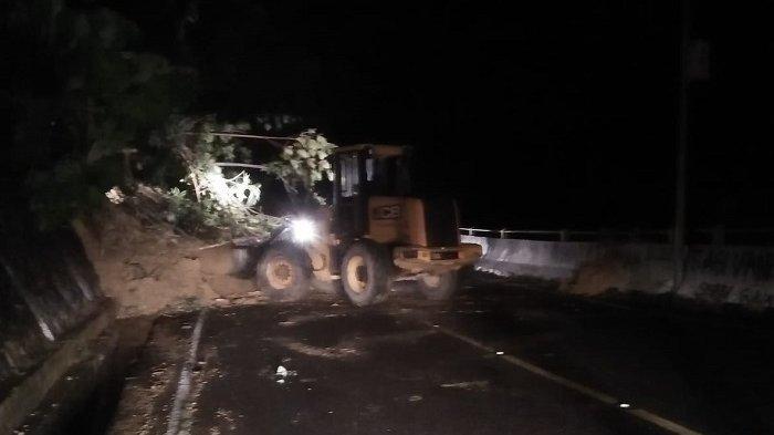 Hujan Deras Landa Aceh Selatan, Longsor dan Pohon Tumbang di Jalan Nasional, 3 Kecamatan Banjir