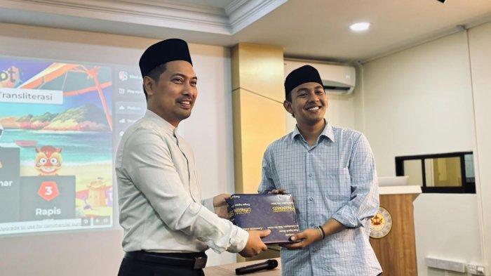 Mahasiswa UIN Ar-Raniry Muhammad Rafis Khalis menerima Cendera Mata Dari Ustadz Ahmad di Penborneo (pusat pengkajian borneo) Bandar Seri Bengawan, Brunei Darussalam