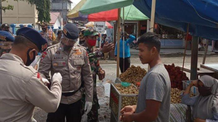 Tim Gabungan di Nagan Raya Bagikan Masker di Pusat Pasar Simpang Peut, Cegah Covid-19