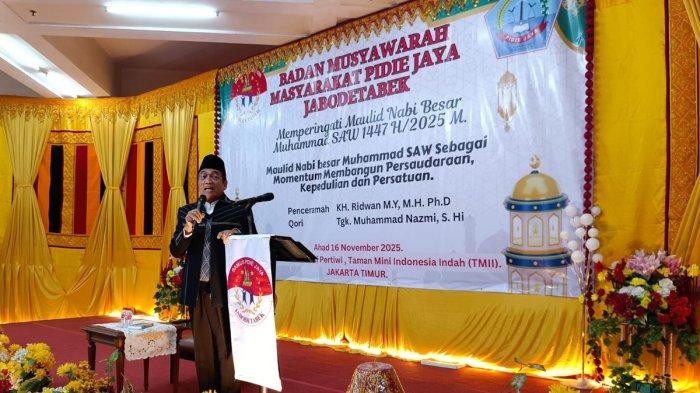 MAULID BAMUS PIDIE JAYA - Badan Musyawarah Masyarakat Pidie Jaya (Bamus Pijay) Jabodetabek menggelar Maulid Nabi Muhammad SAW 1447 Hijriah di Museum Purna Bhakti Pertiwi, kompleks Taman Mini Indonesia Indah (TMII), Jakarta Timur, Minggu (16/11/2025). Acara ini dihadiri ratusan masyarakat Aceh yang ada di sekitar Jabodetabek.