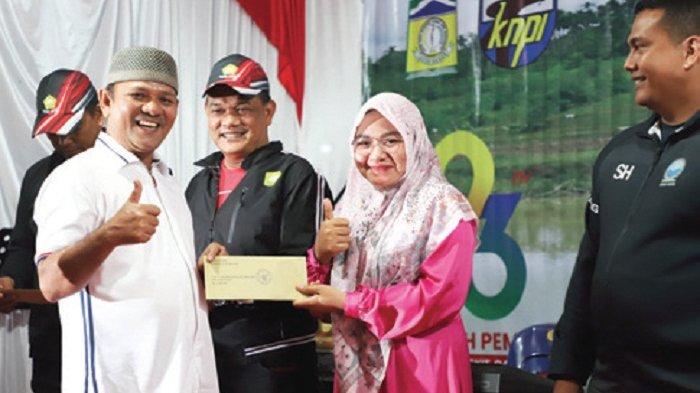 Bupati Aceh Besar Serahkan Bonus untuk Atlet PON XX dan Juara STQH Nasional