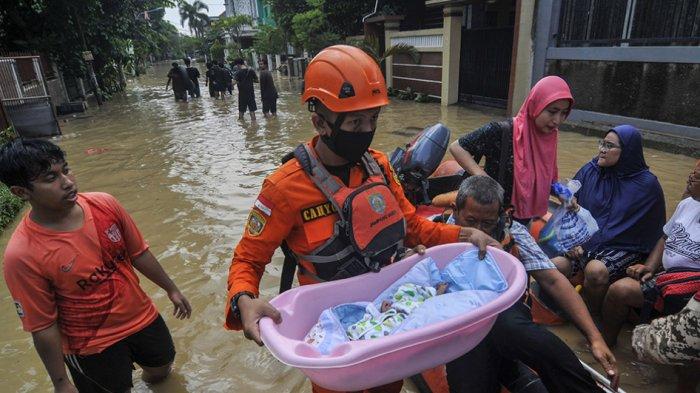 FOTO - Banjir Rendam Ratusan Rumah di Villa Jatirasa Bekasi - mengevakuasi-anak-bayi.jpg
