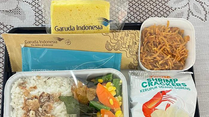 MENU MAKANAN JAMAAH HAJI – Salah satu varian menu makanan yang akan disajikan oleh Maskapai Garuda Indonesia bagi calon jamaah haji Aceh, selama berada di dalam pesawat menuju tanah suci. Gambar direkam beberapa waktu lalu.