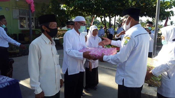Puluhan Pensiunan Kankemenag di Abdya Dapat Cindera Mata